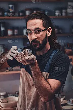 在自己的工作室里用粘土干活的人。