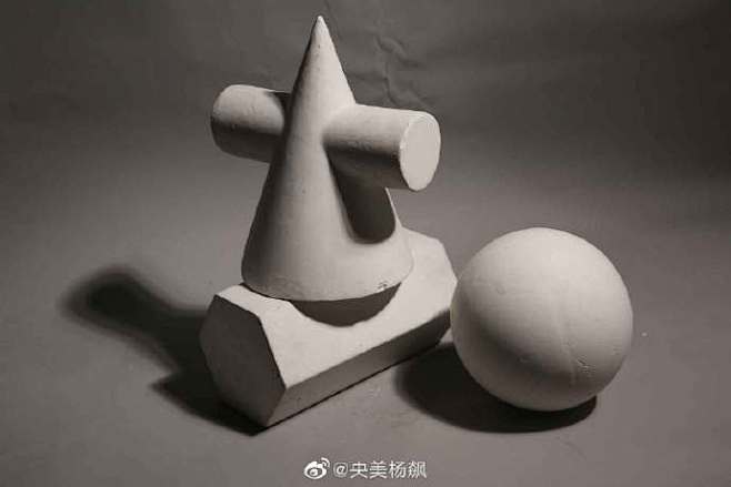 今天来解析一下几何体组合写生步骤及注意事项