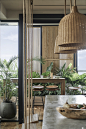 印际 - StudioDuo Architecture x Tropical 住宅 : 在混凝土丛林中有一个盛开的花园，人们可以在那里休息，并与朋友和家人一起享受。在设计这个空间时，创造一个滋养和清爽的空间是主要任务。