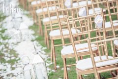 京玺国际【田园小清新婚礼】 By @京玺国际 :  田园小清新风格的婚礼，充满鲜花绿植。别出心裁地选用镜面桌位表&amp;水牌，布置银白色的走马灯、欧式烛台、镜子等，让婚礼现场充满梦幻感，闪闪发光。每位宾客都有一个专属于自己的酒塞名片卡。简单的笔记簿签到，体现着婚礼在繁华外表之下的纯粹，是永恒的幸福烙印。