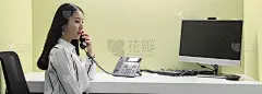 亚洲美女白领正在一个秘密的会议室里打电话