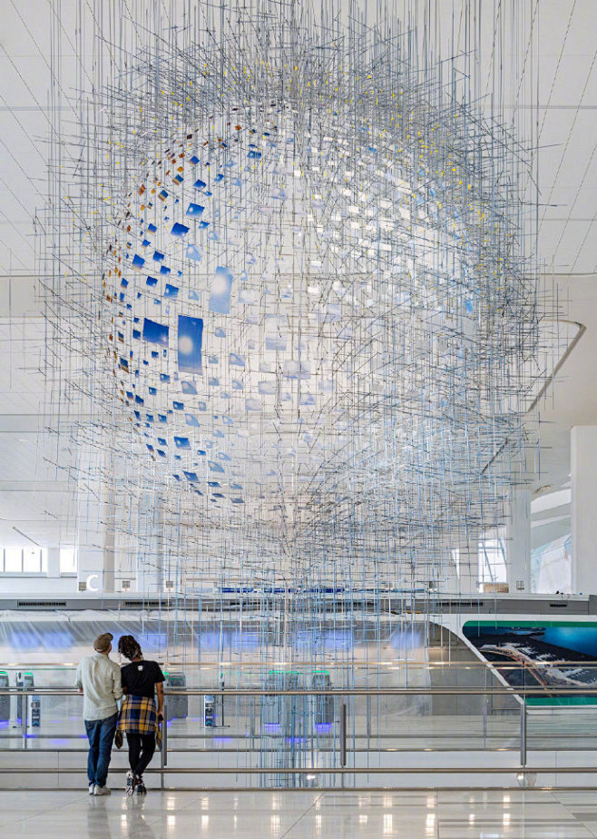艺术家 Sarah Sze 设计的巨型球形装置，探索时间和空间的概念。