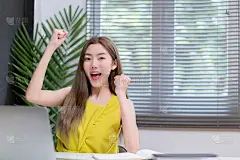 成功退出亚洲商务女性休闲装手挽起以愉悦情绪为背景的办公窗口