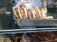 「天津站」牛肉烧饼。一个5块，虽然牛肉只在口处塞了几片儿，但还是挺划算的。烧饼好像都是杂粮的，发甜，放了一段儿时间，如果仅拿来充饥还是可圈可点的。大福来，一家回民小吃餐厅，地方很小，但人气很旺,co繁景