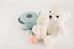 白色儿童初生儿母婴用品摄影图