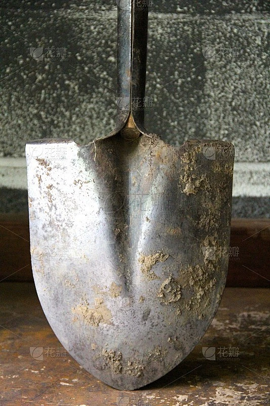 木架上的铁锹和铁锹