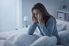 花瓣素材_夜晚,女人,沮丧,就寝时间,水平画幅,情绪压力,家庭生活,疲劳的,青年人,卧室_1434415