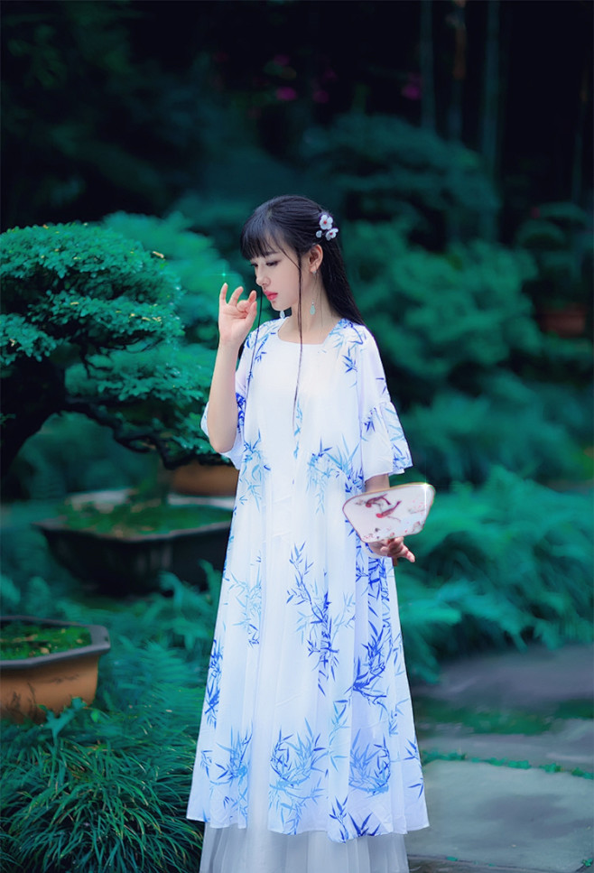 残春庭院东风晓。细雨打、鸳鸯寒峭。花尖望...