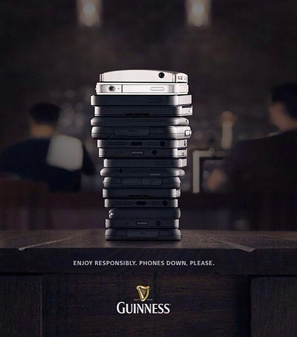 吉尼斯黑啤酒广告，用手机摞成了一只啤酒杯...