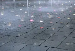 香港户外的许多小水花舞蹈喷泉。