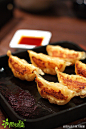 #舌尖上的中国# 哪怕是吃个煎饺，也得吃出感觉，吃出范儿~~~这才是一枚姿势吃货的态度... #阳光舌尖# #吃货#