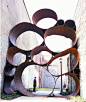 一个dewitt godfrey的钢带雕塑在潘普洛纳，西班牙回到2006年。@chokokuka #dewittgodfrey #designboom #sculpture： 