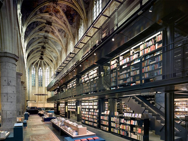 教堂书店分为上下两层，底层面积750平方...