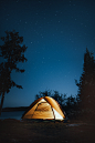 Free photo vertical shot of a camping tent near trees during nighttime