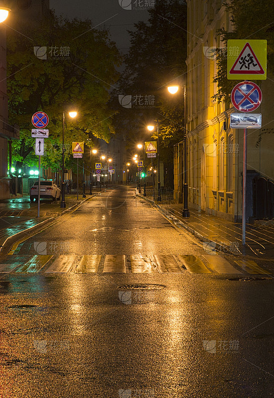 雨夜的城市街道。背景