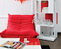 颜色鲜艳的红色家具带着喜庆气息，能给人们带来强烈的喜悦感和幸福感，让你想忽视都很难，在家中绝对会是那抢眼的主角。寒意正浓的时节，备一款高饱和红色家具正当时！休闲区的红色温暖。所有物品均为写意空间