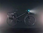 《BLACKLINE 自行车》
设计师/MINIMAL and Method Bicycle
Blackline 自行车配有定制Helios智能把手和集成 LED 前灯。装在一侧的道路导航仪利用内置 GPS 定位系统为骑行者提供导航，使其安全到达目的地。
