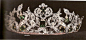 绿宝石镶嵌的王冠以及整套首饰是从国王的加冕冠上截取下来的一部分，因此这套首饰是不允许离开丹麦国土的