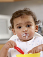 酸奶是一种有助于消化的健康饮料，有的家长常用酸奶喂食婴儿。然而，酸奶中的乳酸菌生成的抗生素，虽然能抑制很多病原菌的生长，但同时也破坏了对人体有益的正常菌群的生长条件，还会影响正常的消化功能，尤其是患胃肠炎的婴幼儿及早产儿，如果喂食他们酸奶，可能会引起呕吐和坏疽性肠炎。