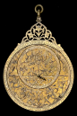 工艺品｜星盘（英语：Astrolabe，希腊语：ἁστρολάβον astrolabon 'star-taker')是古希腊的一项发明。通常被希腊天文学家所使用，公元前一～二世纪，发明了星盘，一种用来测量恒星的高度以及黄道十二宫的仪器。星盘中的11颗行星中在占星术中各自代表着性格，命运等等。