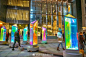 #国际美陈俱乐部##OIA文创学院#最近，「Prismatica」互动灯光装置来到曼哈顿中城百老汇大道（Broadway）39街～40街之间，这是由RAWDesign以及ATOMIC3合作的项目，在街上摆放25个色彩缤粉的旋转三棱镜，每一面镜高6英尺，游客可以转动佇立着的棱镜，让光影翩翩起舞。O百老汇新show：「Prismatica」互动灯光装置#互动装置# ​​​​...展开全文c