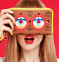 [恋物志：MCM X CRAIG & KARL’S ‘EYES ON THE HORIZON’] 看看MCM这个满身logo的牌子，又玩花样了，再玩还是logo满身，虽然有时候觉得logo难看，但是怎么就觉得MCM的这个不是那么让人讨厌！看看这眼睛，你会喜欢么？MCM X CRAIG & KARL’S ‘EYES ON THE HORIZON’