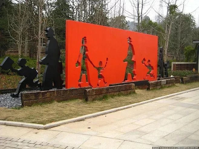 红色旅游景观内的花瓣采集图片-林中宛阳