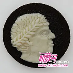用奥利奥啃出一张脸