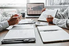 商务团队会议战略规划与新启动的项目计划财务和经济图表与笔记本电脑成功的团队合作