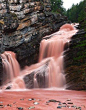 粉红瀑布。（摄影：罗谢尔·科菲）