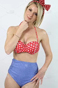 时尚。海报女郎在时尚的海滩比基尼泳装。