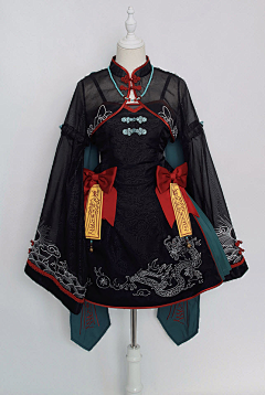 鬼才戚容采集到衣服设计