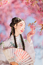 东邻有佳人，雅致异凡俗。<br/>层层围珠玑，团团锦绣簇。<br/>堪并桃李颜，争向东风逐。<br/>恍如萼绿华，伶俜步芳躅。<br/>雾绡曳轻裾，神光乍离合。<br/>今年花更繁，照海明朝旭。<br/>人间有芝田，却胜蓬山曲。<br/>千里泛仙槎，弱水茫茫绿。<br/>汉服摄影/古风写真<br/>出镜/司音儿