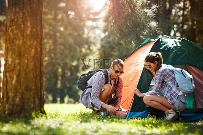 搭帐篷的露营者图片-商业图片-正版原创图...