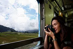 ฺ美丽的亚洲女人从火车窗口拍摄照片