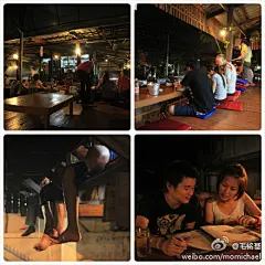 D345清迈：晚上跟 @Mike_A_Little_Bird 去了一个非常有特色的泰国餐厅吃饭。餐厅位于一栋木房子的二楼，在矮矮的小桌上吃饭除了可以席地而坐，还可以选把腿伸到外面“吊脚”的座位。这里的菜价钱实惠但味道好，所以很受本地人欢迎。地址是在 Samlan Rd 上（Samlan Rd Soi 5 路口傍边），招牌只有泰语。