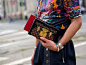 我中了一种叫「老花」的毒—名见奢侈品_Dior : 这一次的LOGO回潮 FENDI的营销也可谓是正中年轻人的心 老花的经典还是得说LV 也是成功的让LV洗掉了一身土气 这些我们常见的老花纹样的小包 老花是一个品牌的灵魂，更能体现…