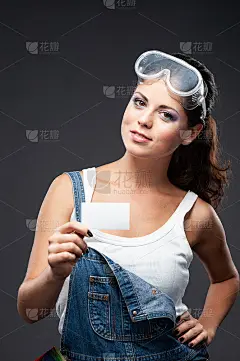 带着名片的年轻建筑女工