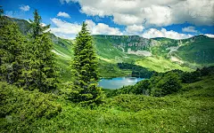 美丽的山脉和清澈的湖泊全景