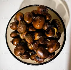 烤栗子是秋天的美味佳肴