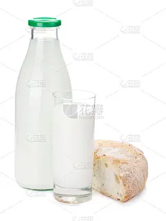 奶瓶、玻璃杯和面包