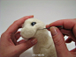 分享一只来自俄罗斯手艺人Смирнова Елена的羊毛毡教程，一只萌萌的恐龙宝宝。超多图、超详细，宝宝只不过翻译了一下，就累的不要不要的。http://t.cn/Rbm7a3v