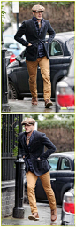 贝克汉姆（David Beckham）一身潮装扮现身伦敦街头，可能因为天气寒冷小贝一路狂奔。虽然小贝穿的潮味十足，但保暖系数也不低，上身T恤、针织衫、羽绒夹克、西装四层叠穿，真是温度风度两不误，下身的黄色长裤更是亮点，再搭配复古味十足的鸭舌帽，您这是在时装周赶场吗？！