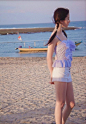 刘亦菲双麻花辫写真被翻出 穿清凉吊带漫步夏日海滩 ​​​​