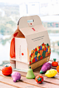 #插画设计##包装设计##图形设计# 
<Playfully Healthy Food Choice>
这是马来西亚插画师Vanissa Foo设计的一套针对儿童教育的玩具教材盒，其中包含了一套玩具、一套卡片，一本故事书。此套装旨在教导孩子吃水果蔬菜的重要性、避免浪费食物、循环利用资源，以及可持续发展原则。
插画书讲述的内容是小男 ​​​​...展开全文c
