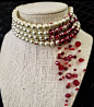 滴血的珍珠项链

使用珍珠和切割的红宝石制成
设计师 Hell’s Belle ​​​​