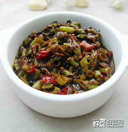 豆角炸酱
食材：200g豆角、3个干辣椒...