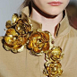 004couture on Instagram: “Gorgeous gold roses! #brooch @voguemagazine via @ageamazingly #fashionaccessories #hautecouture #fashionista”
