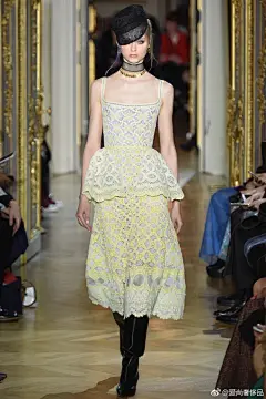 #爱尚NewLook# Ulyana Sergeenko(优丽亚娜·瑟吉安科)2016巴黎春夏高级定制系列
五颜六色的轻盈蛋糕裙带给你周五好心情 ​​​​