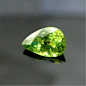 翠榴石的色散比金刚石还要高，因此有人称它为世界上最为闪耀的宝石。 　　翠榴石[1]：顾名思义，它是翠绿色的石榴石。因含有铬元素的钙铁榴石，通常为黄绿或翠绿色，主要产自俄罗斯的乌拉尔山脉，产量很小。翠榴石最自豪的是它的色散，达到了0.057,超过了钻石0.044，加之它优异的折射率和光泽，闪烁异常，令人赞叹。这也是为什么优质的翠榴石与祖母绿价格相当的原因了。@北坤人素材